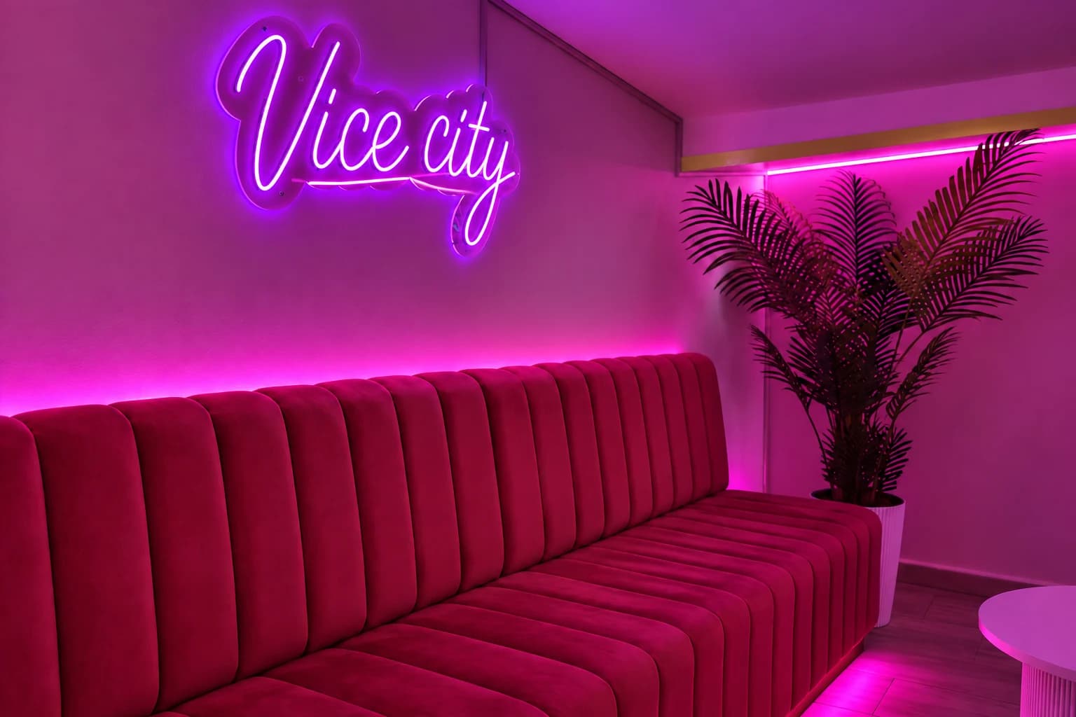 Rozi separe i neonski natpis Vice City u prostoru UV Lounge